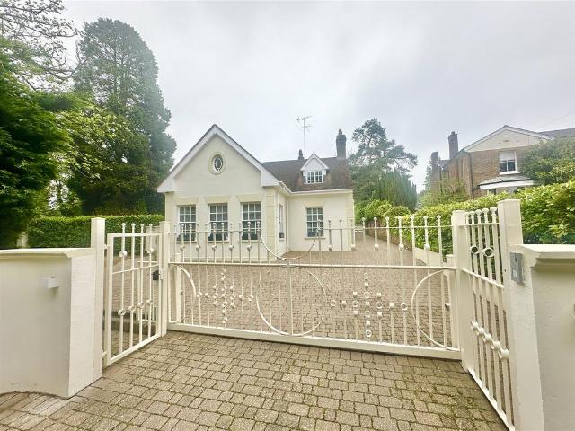 Aldenham Road, Aldenham, WD6 3AJ, United Kingdom | 6 bed house for rent #123041193 | Rentberry