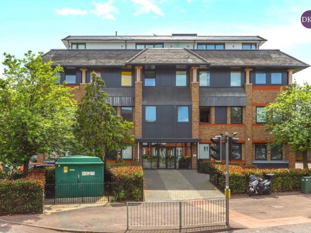 Aldenham Road, Bushey WD23 2 bed apartment to rent £1,895 pcm £437 pw