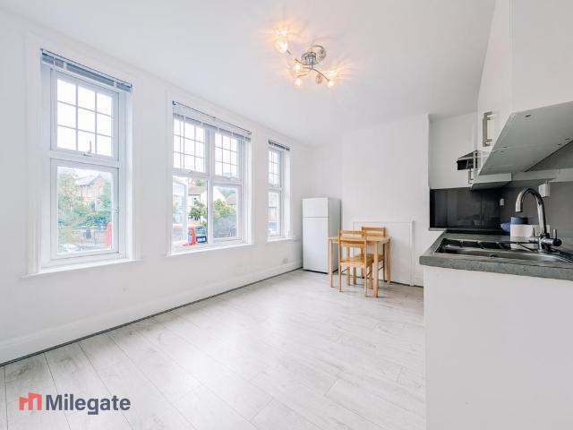Aldenham Road, Watford WD19 1 bed flat to rent £1,025 pcm £237 pw