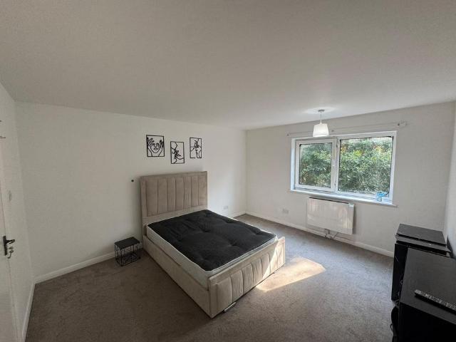 Alder Road, Denham, UB9 2 bed flat to rent £1,700 pcm £392 pw