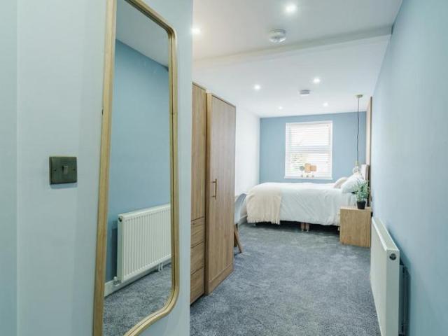Aldermans Drive, Room 2. Studio to rent £675 pcm £156 pw