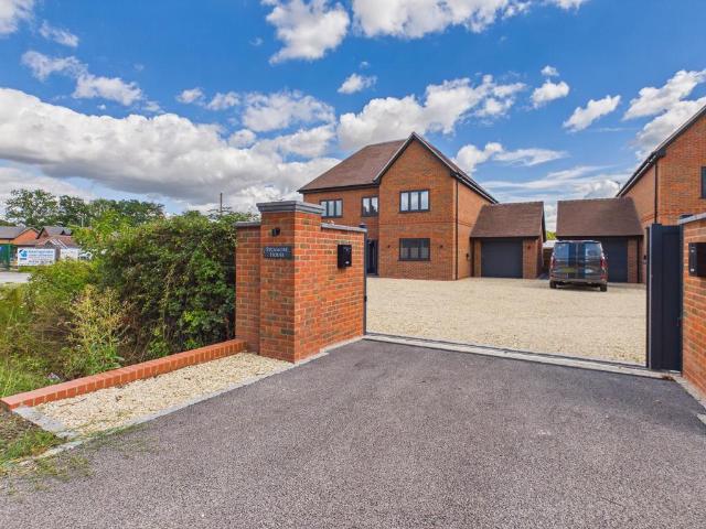 Aldermaston Road, Pamber Green. 4 bed detached house to rent £3,750 pcm £865 pw