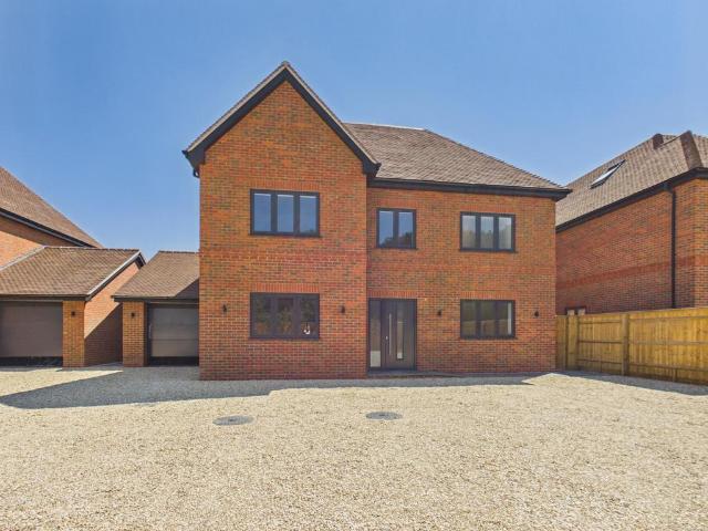 Aldermaston Road, Pamber Green. 4 bed detached house to rent £3,750 pcm £865 pw