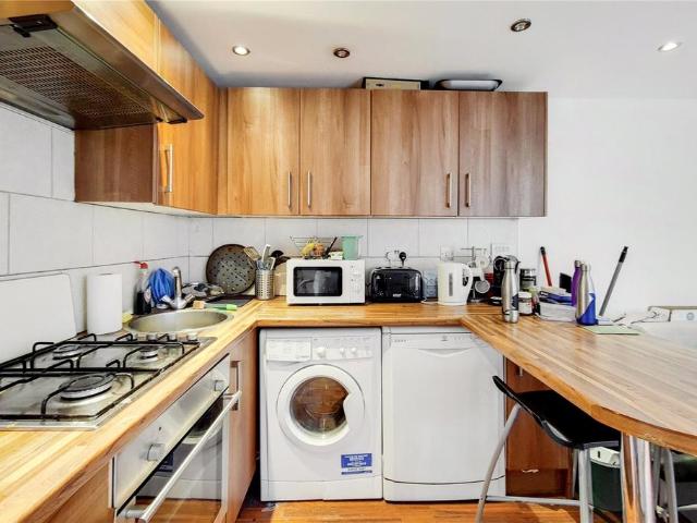 Alderbrook Road, London, SW12 3 bed flat to rent £3,300 pcm £762 pw