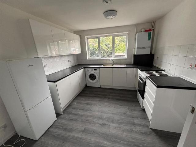 Alderford Close, Wolverhampton 3 bed end of terrace house to rent £1,095 pcm £253 pw
