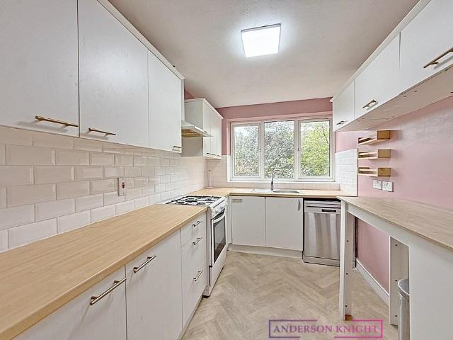 Aldergrove Gardens, Hounslow West, TW3 2 bed flat to rent £1,750 pcm £404 pw
