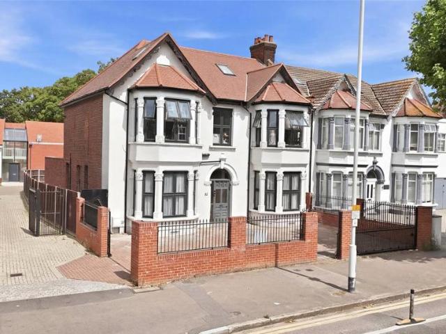 Aldersbrook Road, London, E12 4 bed apartment to rent £2,900 pcm £669 pw