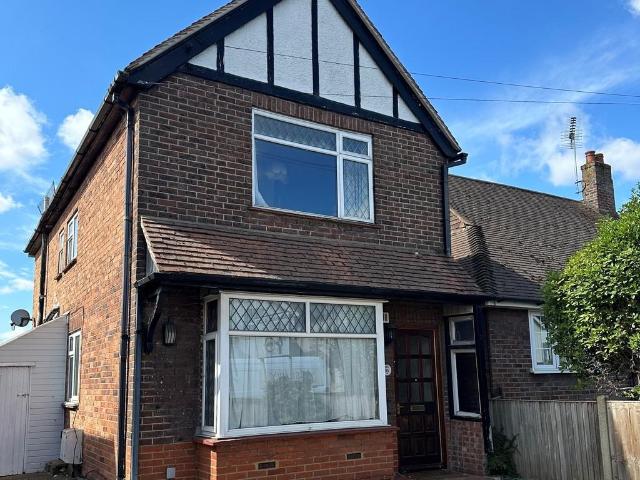 Aldershot Road 5 bed detached house to rent £3,400 pcm £785 pw