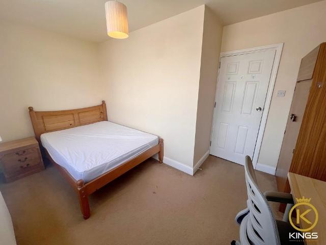 Aldershot Road 5 bed detached house to rent £3,600 pcm £831 pw