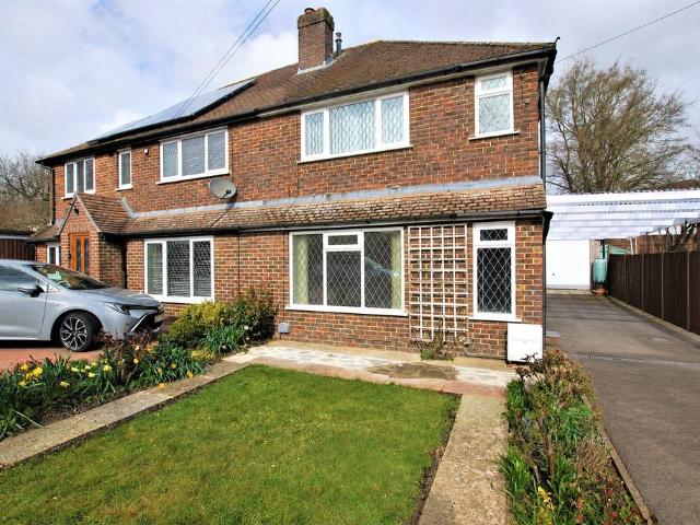 Aldershot Road, Guildford, Surrey, GU2 2 bed semi detached house to rent £2,150 pcm £496 pw
