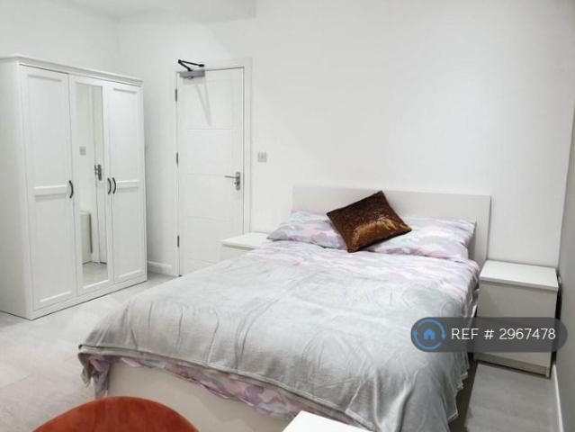 Aldin Avenue South, Slough, SL1 1 bed in a house share to rent £880 pcm £203 pw