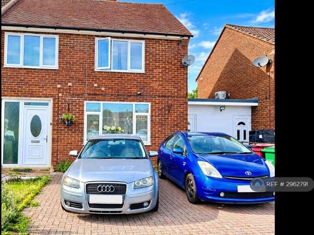 Aldridge Road, Slough, SL2 3 bed semi detached house to rent £2,150 pcm £496 pw