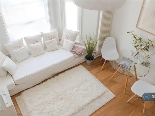 Aldridge Road Villas, London, W11 Studio to rent £2,500 pcm £577 pw
