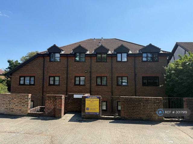 Alexander Court, Rochester, ME2 1 bed flat to rent £920 pcm £212 pw