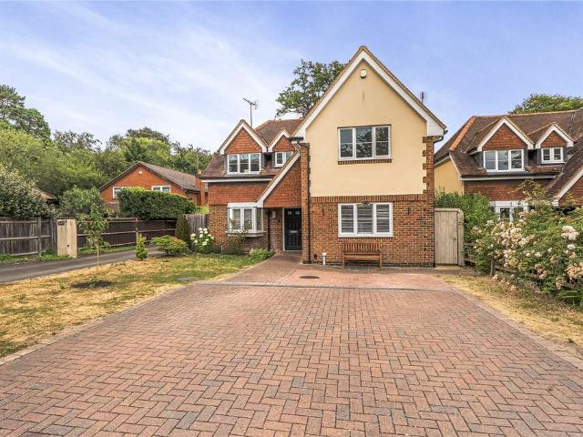 Alexander Close, Wokingham RG40 4 bed detached house to rent £3,500 pcm £808 pw