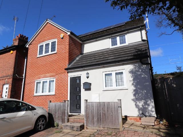 Alexander Lane, Brentwood CM13, 2 bed flat to rent, £1,550 pcm | PrimeLocation