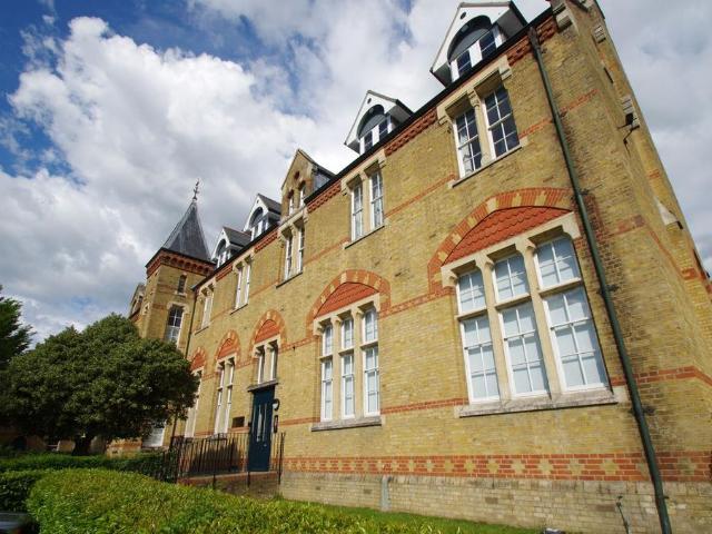 Alexandra Court, Keele Close, WD24. 1 bed flat to rent £1,275 pcm £294 pw