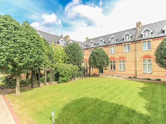 Alexandra Court, Watford WD24 2 bed apartment to rent £1,600 pcm £369 pw