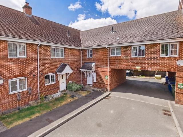 Alexandra Close, College Town. 2 bed flat to rent £1,400 pcm £323 pw