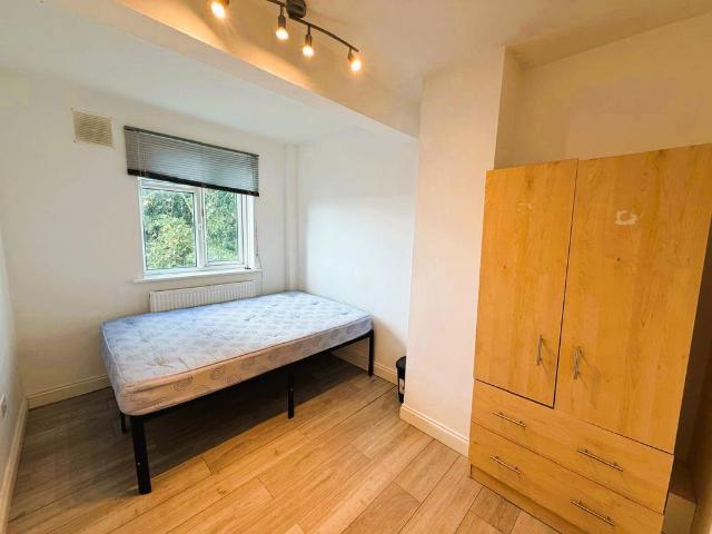 Alexandra Avenue, Rayners Lane, Harrow 1 bed in a house share to rent £750 pcm £173 pw