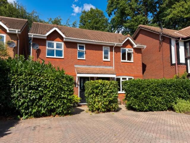Alexandra Gardens, Woking 2 bedrooms Property for lettings Seymours