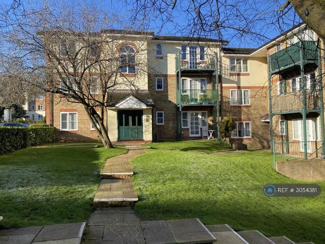 Alexandra Park, High Wycombe, HP11 2 bed flat to rent £1,550 pcm £358 pw