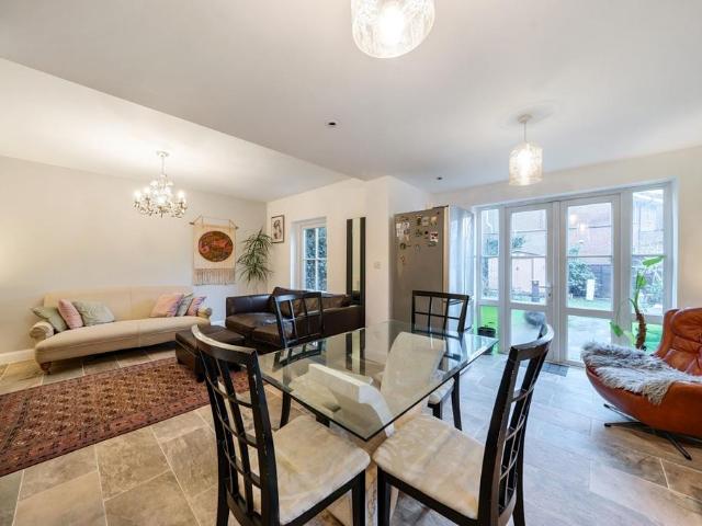 Alexandra Park Road London N10 1 bed flat to rent £2,100 pcm £485 pw