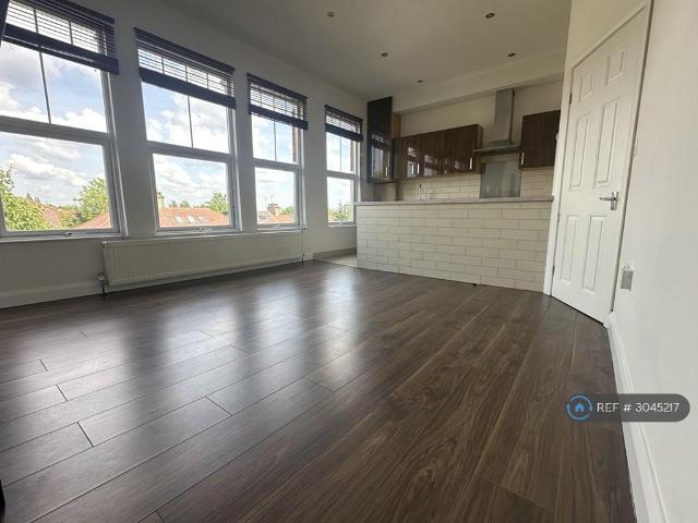 Alexandra Park Road, London, N10 2 bed flat to rent £2,250 pcm £519 pw