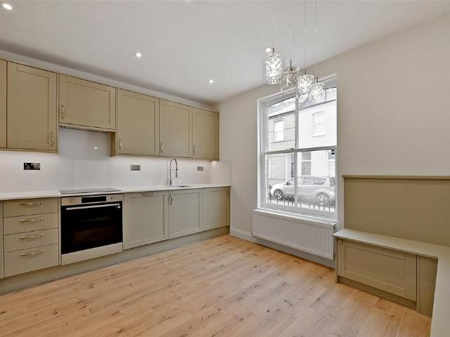 Alexandra Road, Windsor, Berkshire, SL4 4 bed end of terrace house to rent £2,650 pcm £612 pw