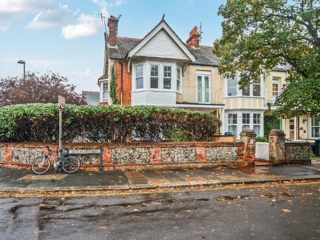 Alexandra Road, Worthing BN11 Studio to rent £750 pcm £173 pw