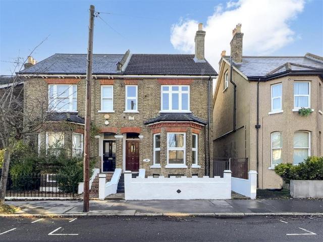 Alexandra Road, Croydon CR0 4 bed semi detached house to rent £2,750 pcm £635 pw