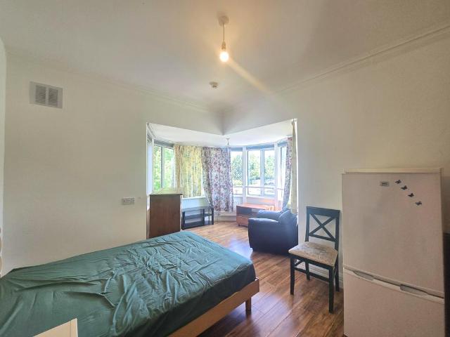 Alexandra Road, Farnborough GU14 1 bed in a house share to rent £850 pcm £196 pw