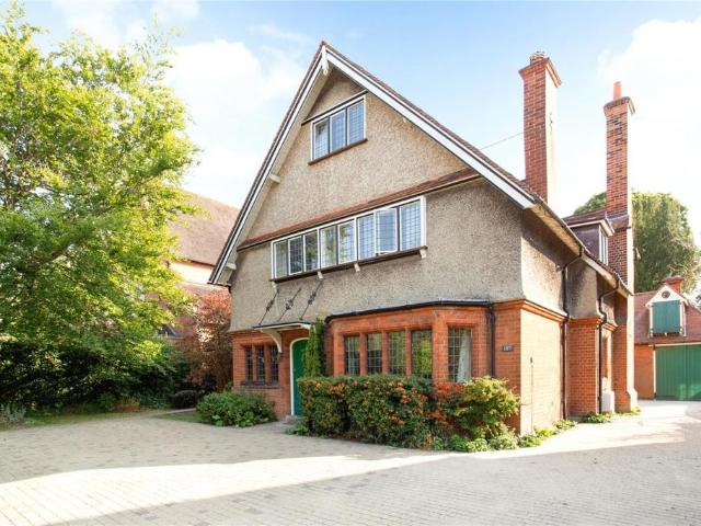Alexandra Road Farnborough GU14 5 bed detached house to rent £3,900 pcm £900 pw