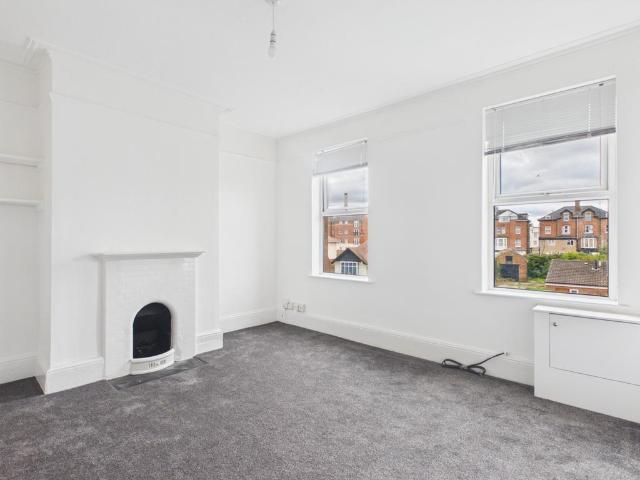 Alexandra Road, Gloucester. 1 bed flat to rent £850 pcm £196 pw