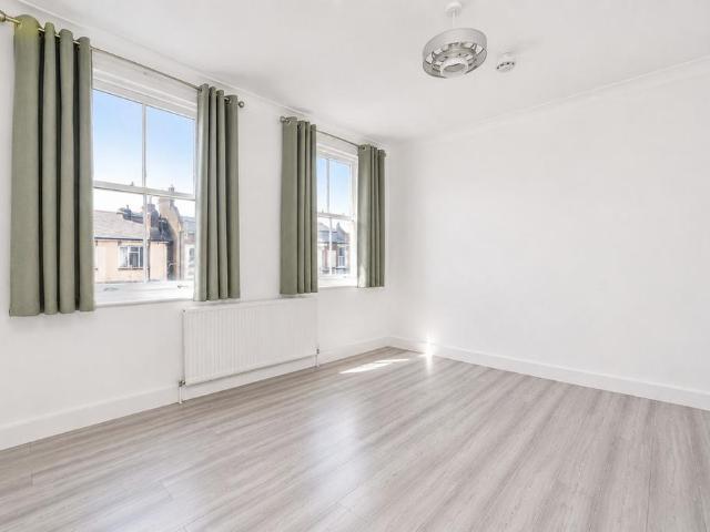 Alexandra Road, London, N15 4 bed terraced house to rent £3,600 pcm £831 pw