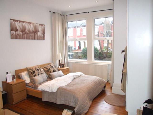 Alexandra Road, London, N8 3 bed flat to rent £3,000 pcm £692 pw