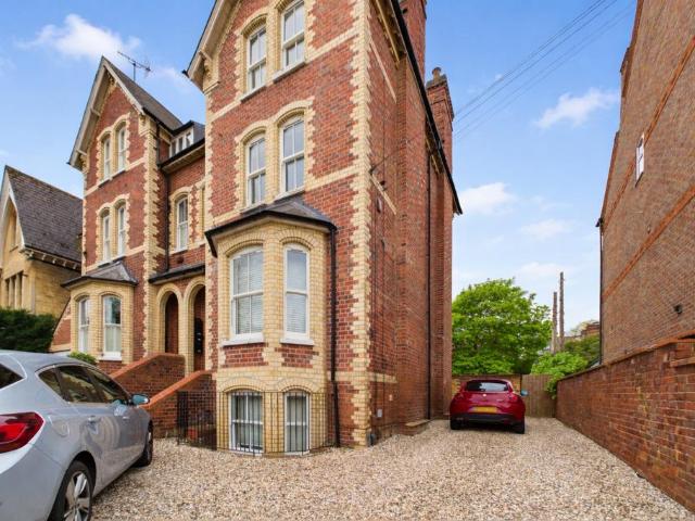 Alexandra Road, Reading, Berkshire, RG1 2 bed flat to rent £1,300 pcm £300 pw
