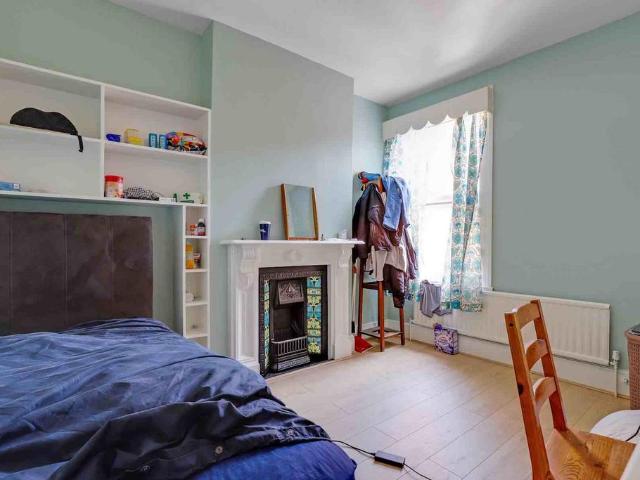 Alexandra Road, Room 4 1 bed flat to rent £850 pcm £196 pw