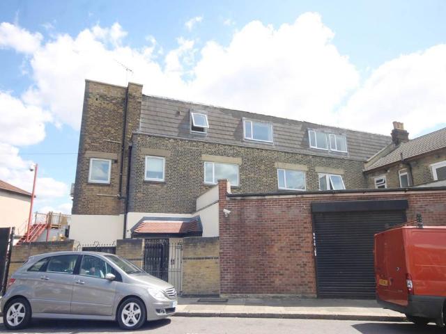 Alegria Court, Pembroke Road, Seven. 1 bed flat to rent £1,250 pcm £288 pw