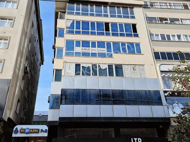Alemdağ Caddesinde Kiralık 3+1 Kullanışlı Ofis