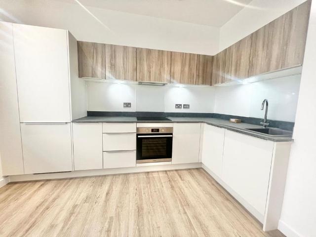 Alencon Link, Basingstoke, RG21 2 bed apartment to rent £1,375 pcm £317 pw