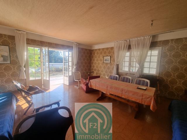 Aleria, grande maison de 172m2 comprenant deux logements Terrain 3000m2