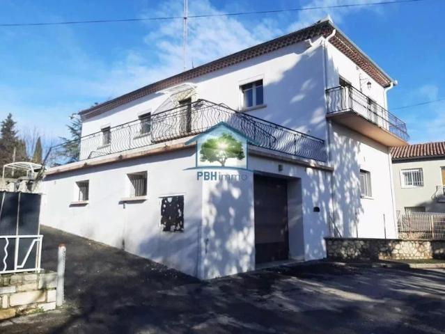 Alès Charmante demeure avec deux logements, grands garages et terrain arboré