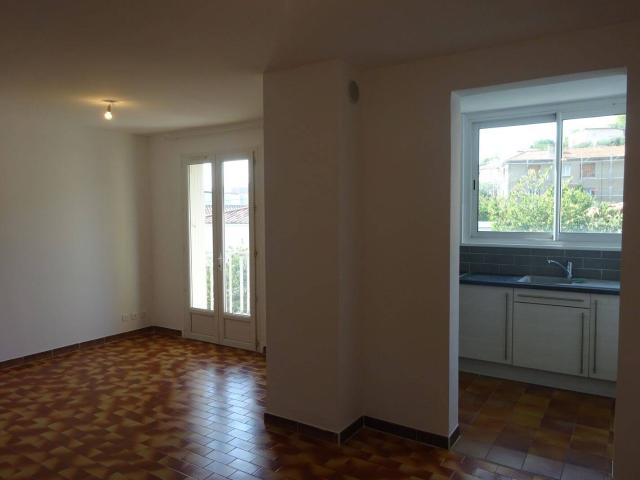Alès, type 2 proche hôpital avec garage et balcon