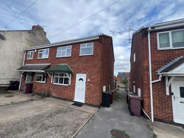 Alfreton DE55 3 bed semi detached house to rent £900 pcm £208 pw