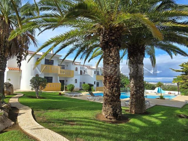 Algarve, Carvoeiro para venda, apartamento T2 com piscina e jardim, perto da praia de Carvoeiro e de Ferragudo