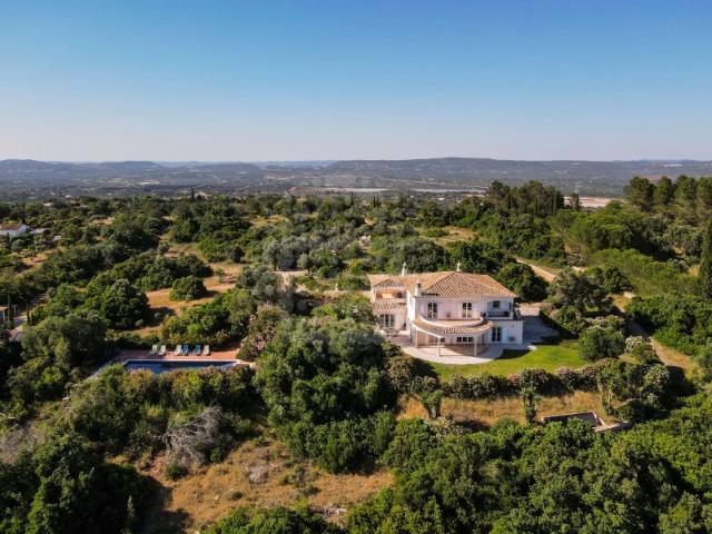 ALGARVE Tunes Magnifica Propriedade, situada no centro do Algarve, no cimo de uma colina com vistas de 360°, a 10 km de Albufeira