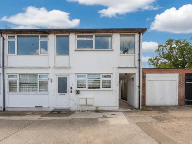 Algers Close, Loughton, IG10 2 bed maisonette to rent £1,595 pcm £368 pw