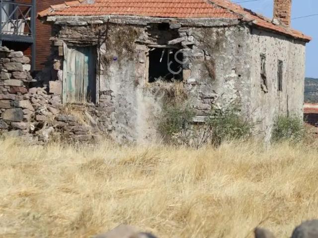 Aliağa Kalabak'ta Deniz Manzaralı Taş Ev Ve Avlulu Arsa