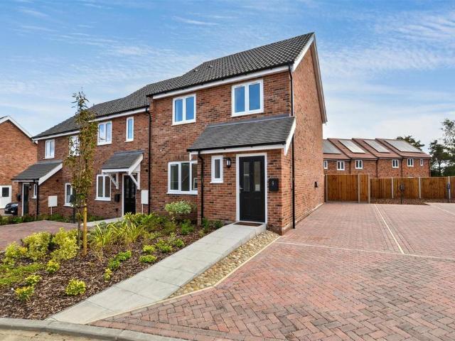 Alice Close, Aylsham 3 bed end of terrace house to rent £1,350 pcm £312 pw